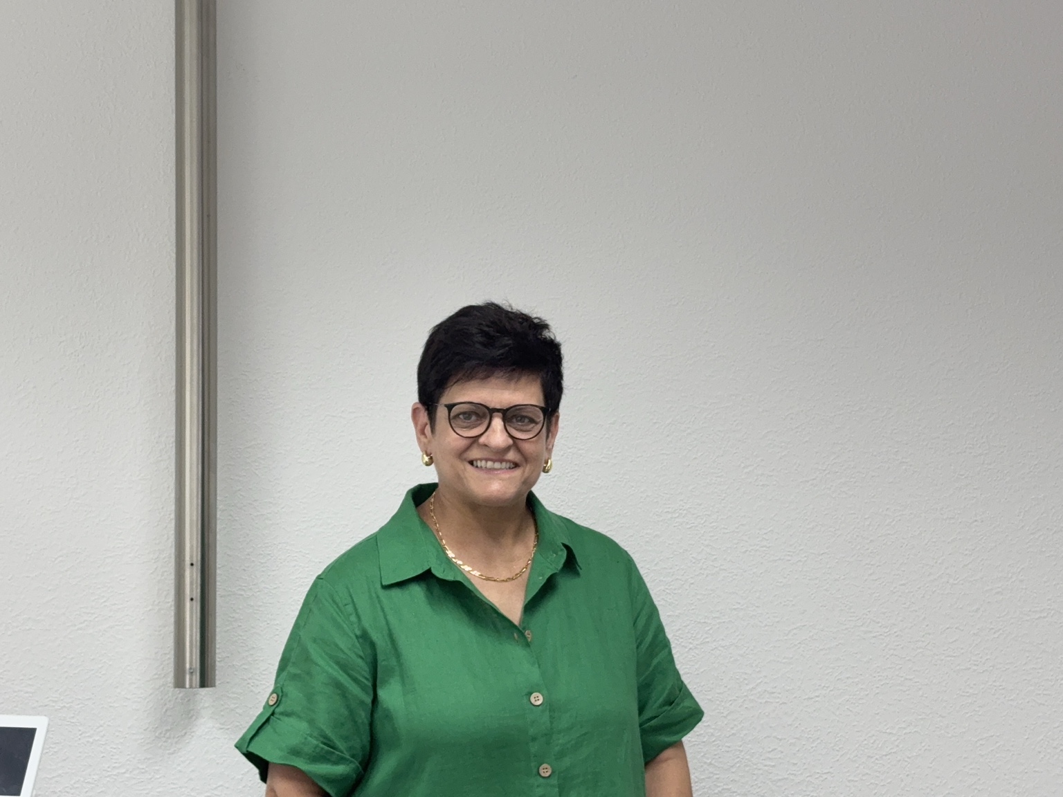 Dr. Dagmar Lauer in grüner Leinenbluse in ihrer Zahnarztpraxis.